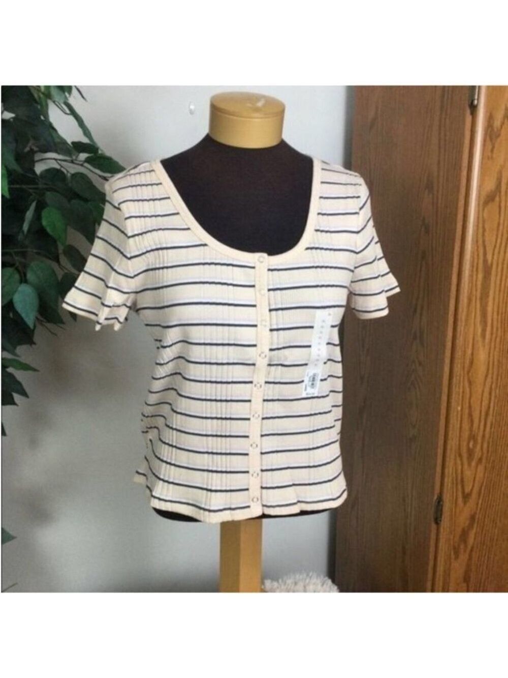 SO short sleeve snap front cropped tee Woman’s Juniors size XL stripes